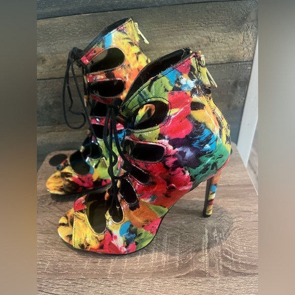 Steve Madden Cythiaa Floral Multi Lace-Up Peep
Toe Booties Size 7.5 - Picture 10 of 16